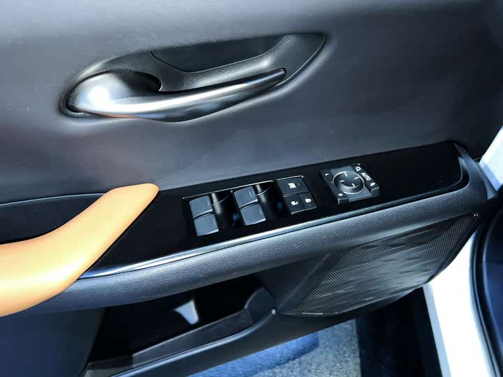 Фото 19 - Lexus UX Hybrid