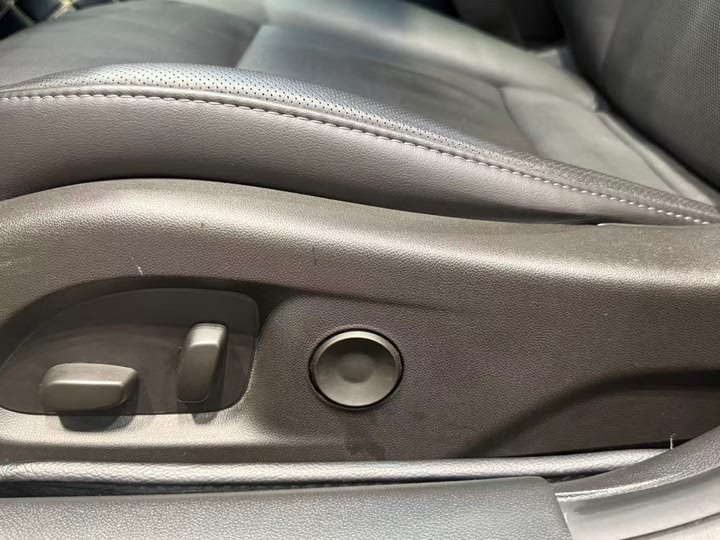 Фото 9 - Cadillac CT4