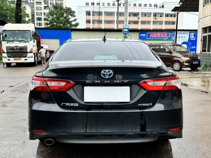 Фото 4 - Toyota Camry