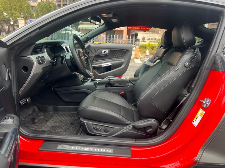 Фото 13 - Ford Mustang