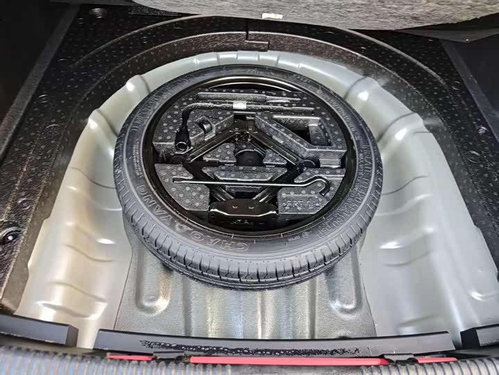 Фото 15 - Roewe i5