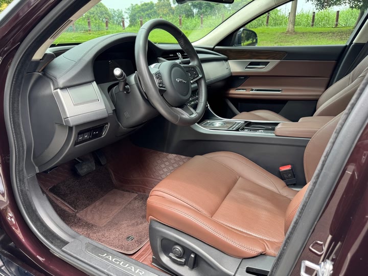 Фото 7 - Jaguar XF L