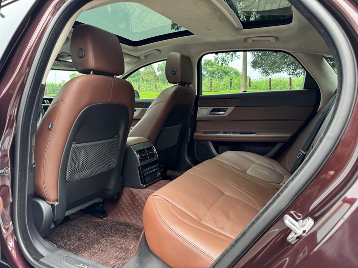 Фото 8 - Jaguar XF L