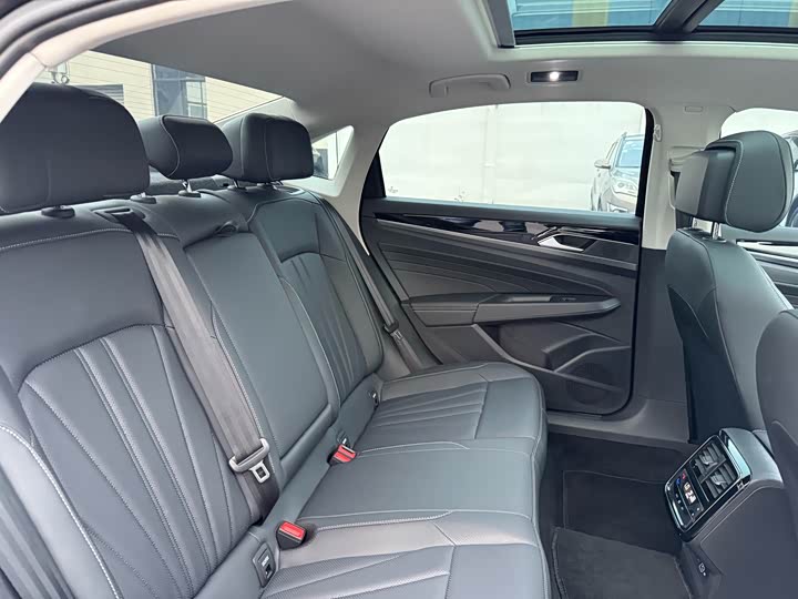 Фото 30 - Volkswagen Passat