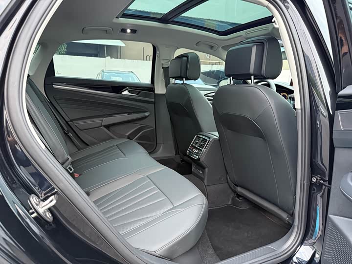 Фото 33 - Volkswagen Passat