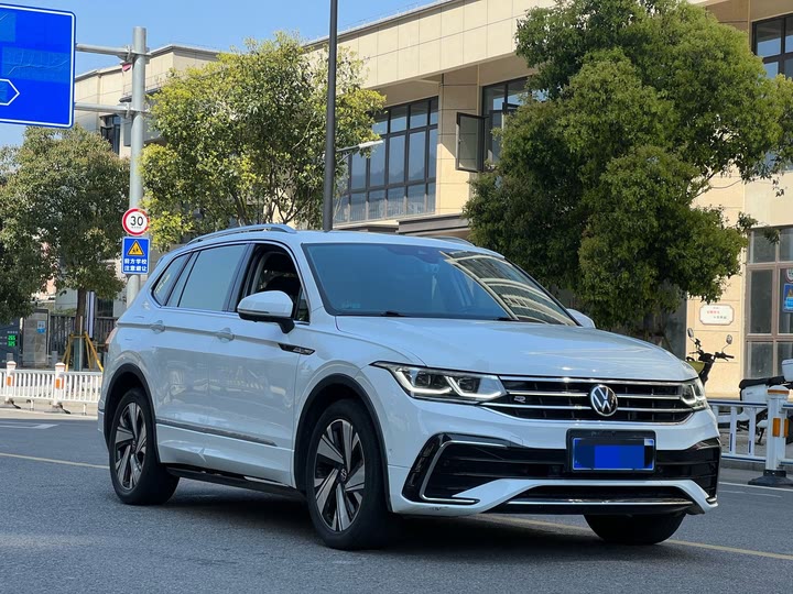 Фото 3 - Volkswagen Tiguan L Pro