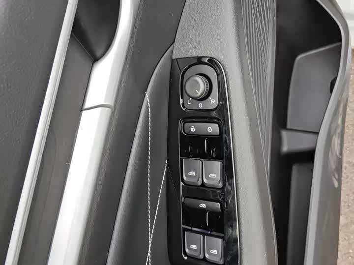 Фото 20 - Geely Emgrand