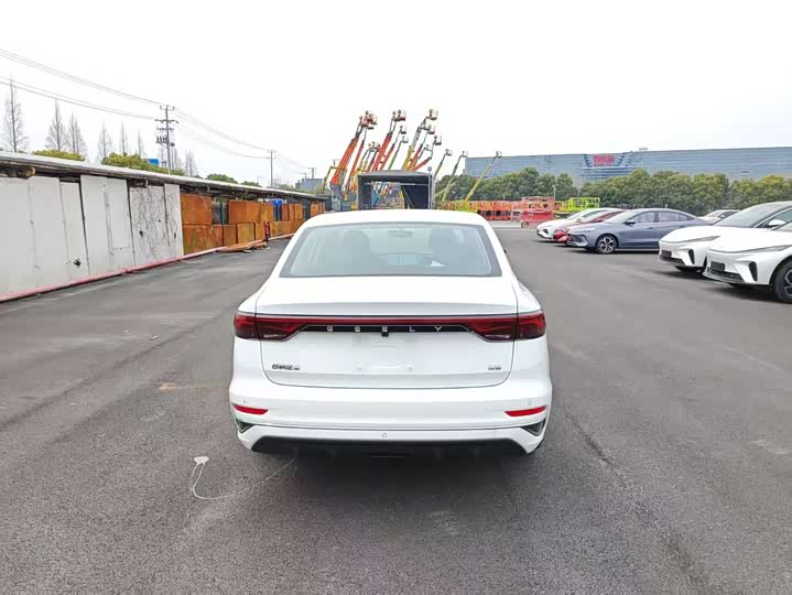 Фото 6 - Geely Emgrand