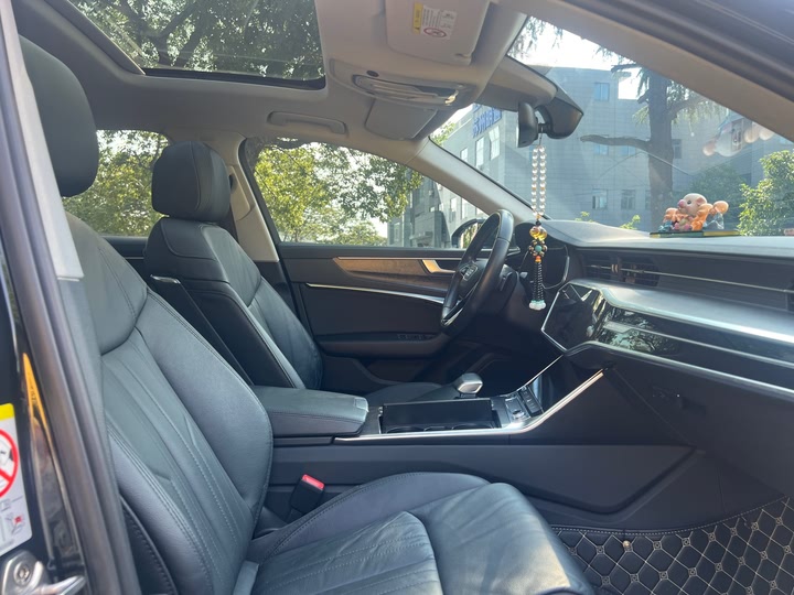 Фото 15 - Audi A6L