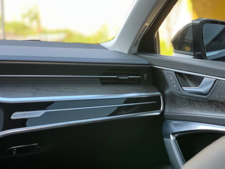 Фото 22 - Audi A6L