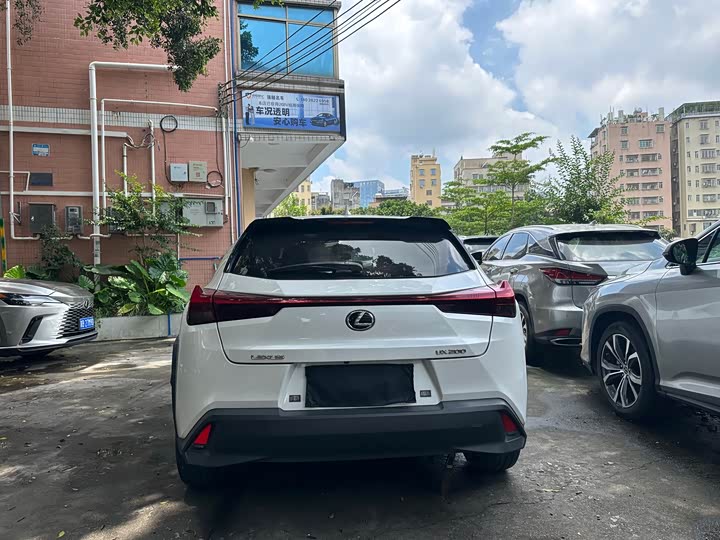 Фото 7 - Lexus UX