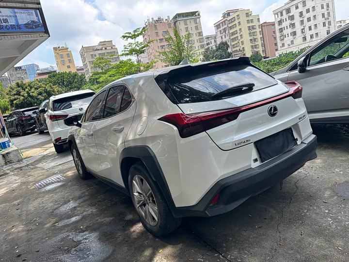Фото 8 - Lexus UX