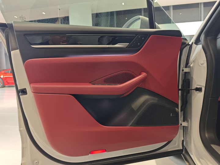 Фото 11 - Porsche Macan EV