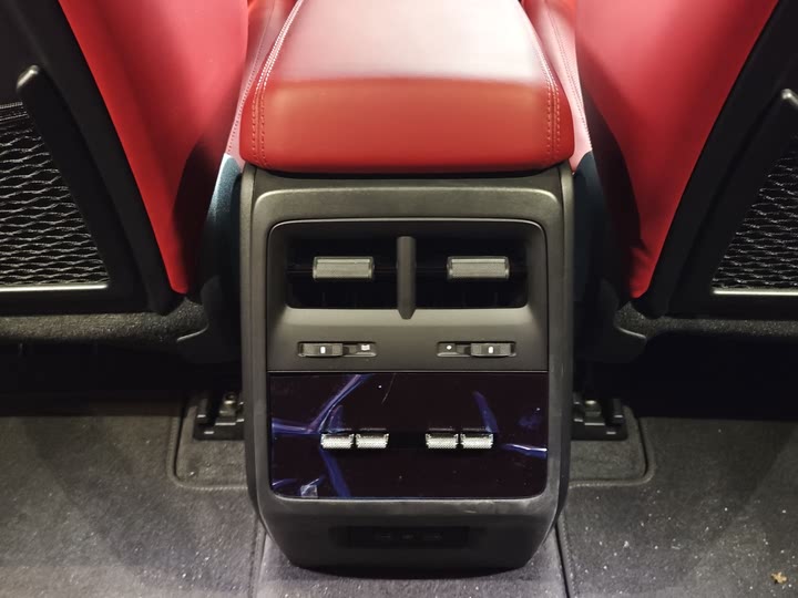 Фото 15 - Porsche Macan EV