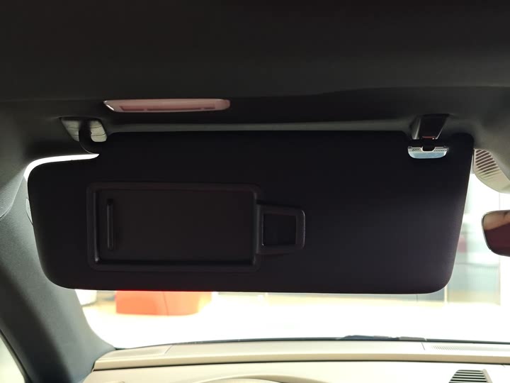 Фото 17 - Porsche Macan EV