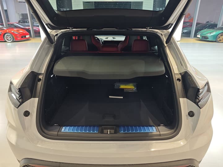 Фото 18 - Porsche Macan EV