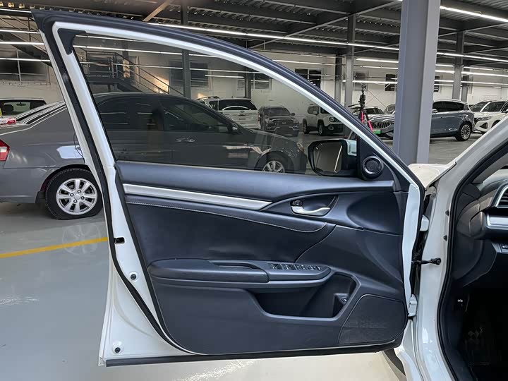 Фото 8 - Honda Civic