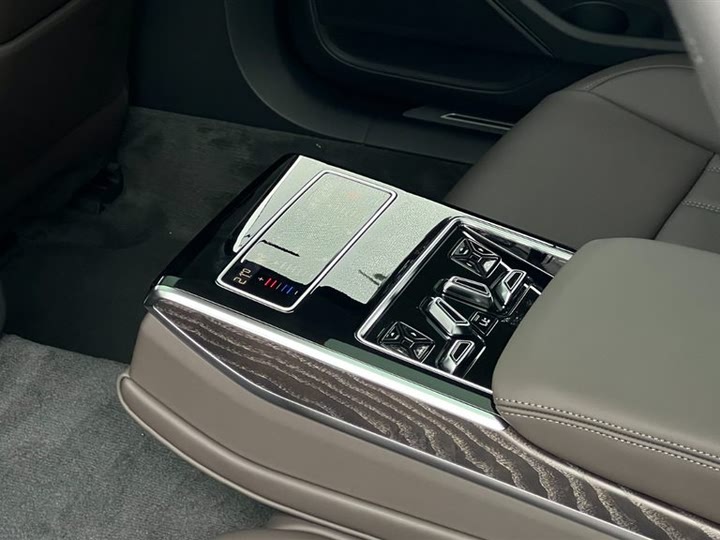 Фото 14 - Audi A8