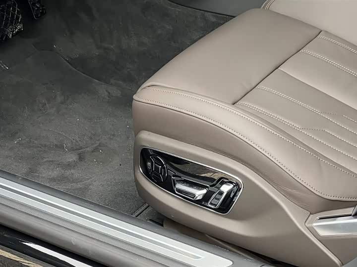 Фото 16 - Audi A8