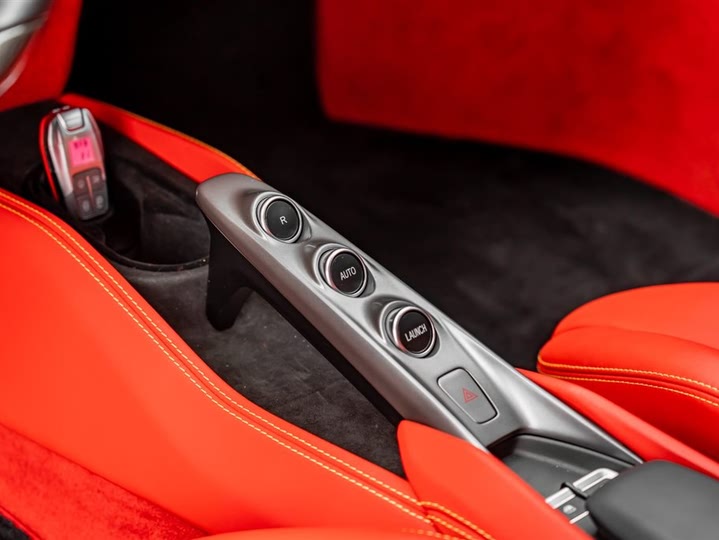 Фото 10 - Ferrari F8