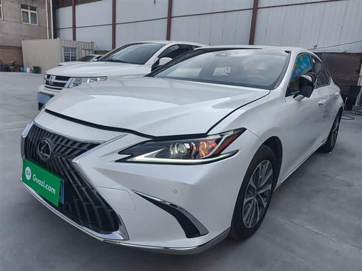 Фото 1 - Lexus ES