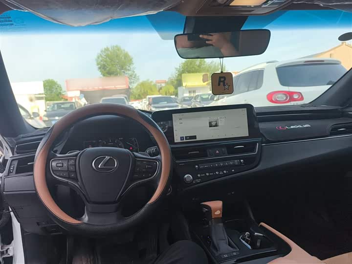 Фото 10 - Lexus ES