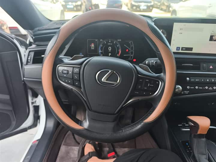 Фото 11 - Lexus ES