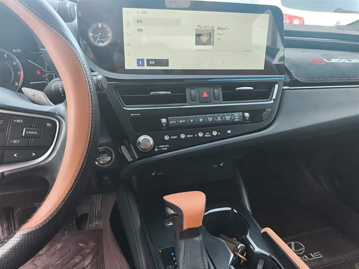 Фото 13 - Lexus ES