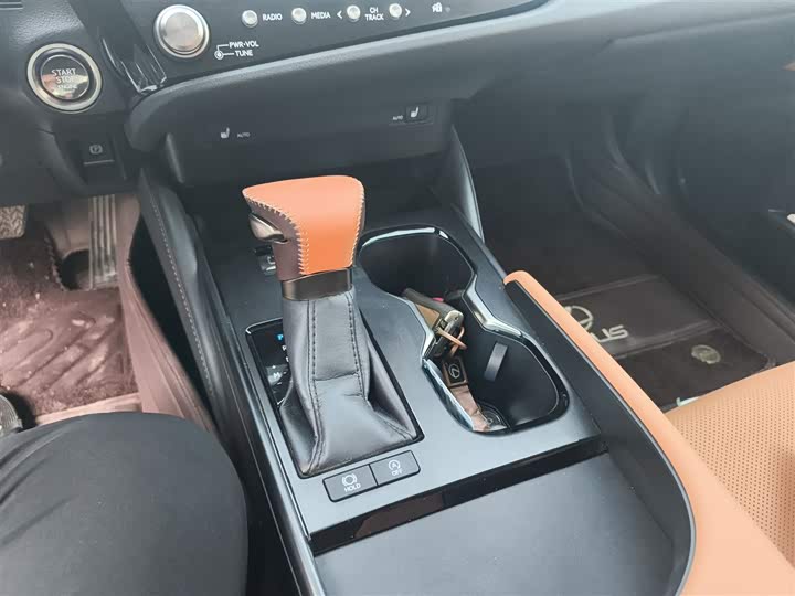 Фото 14 - Lexus ES