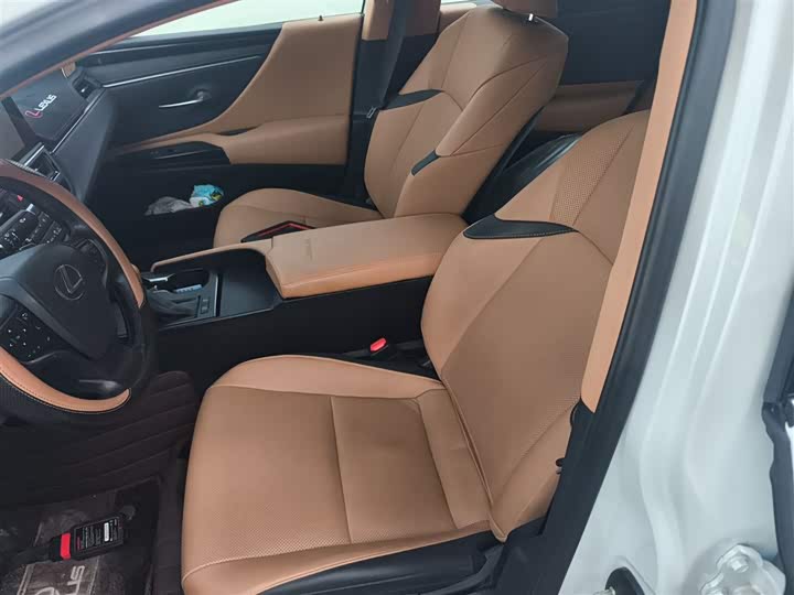 Фото 15 - Lexus ES