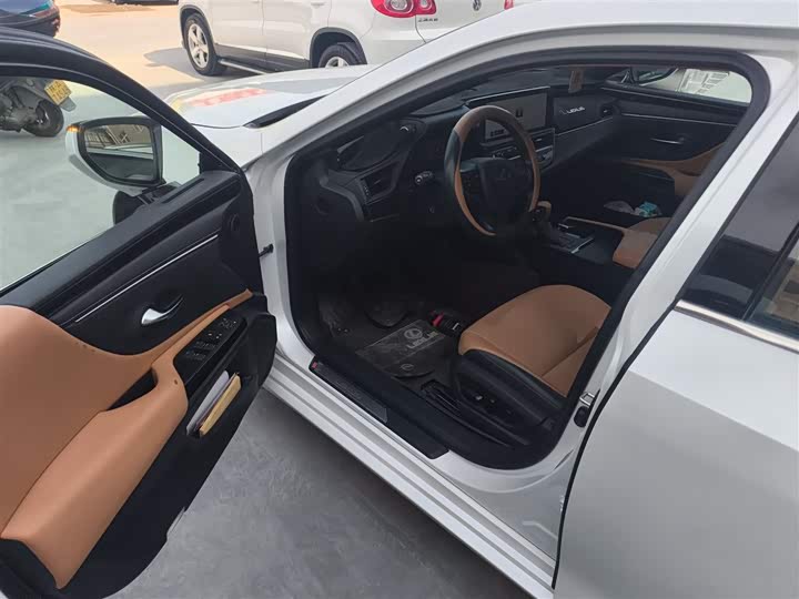 Фото 16 - Lexus ES