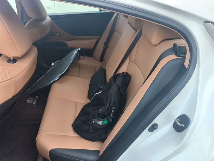 Фото 17 - Lexus ES