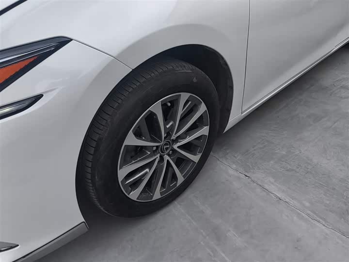 Фото 23 - Lexus ES