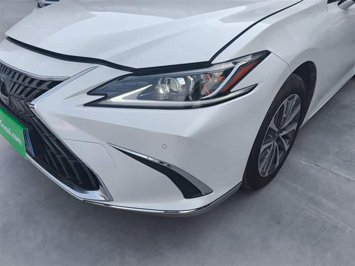 Фото 24 - Lexus ES