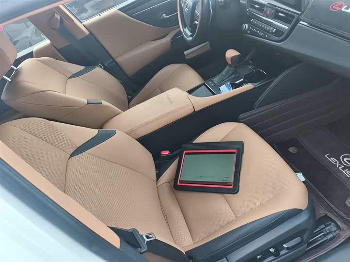 Фото 25 - Lexus ES