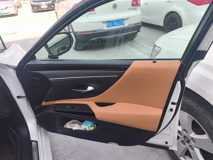 Фото 26 - Lexus ES