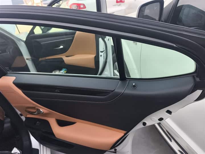 Фото 27 - Lexus ES