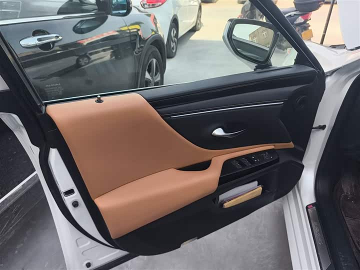 Фото 28 - Lexus ES