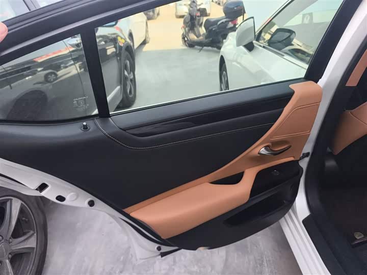 Фото 29 - Lexus ES