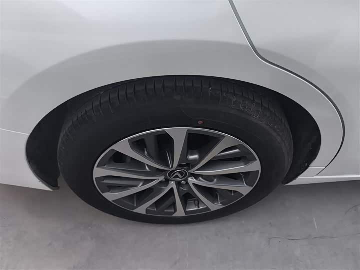 Фото 30 - Lexus ES