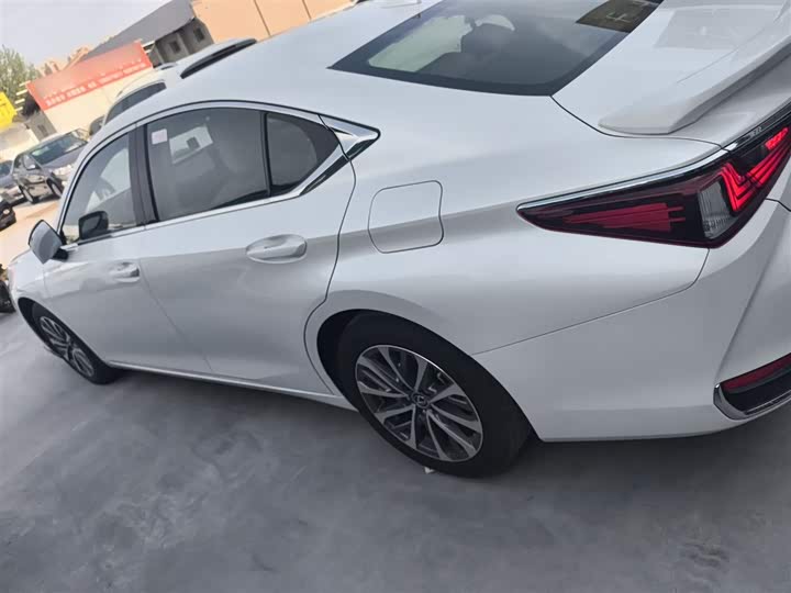 Фото 5 - Lexus ES