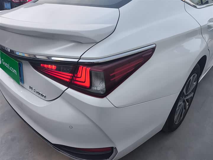 Фото 8 - Lexus ES