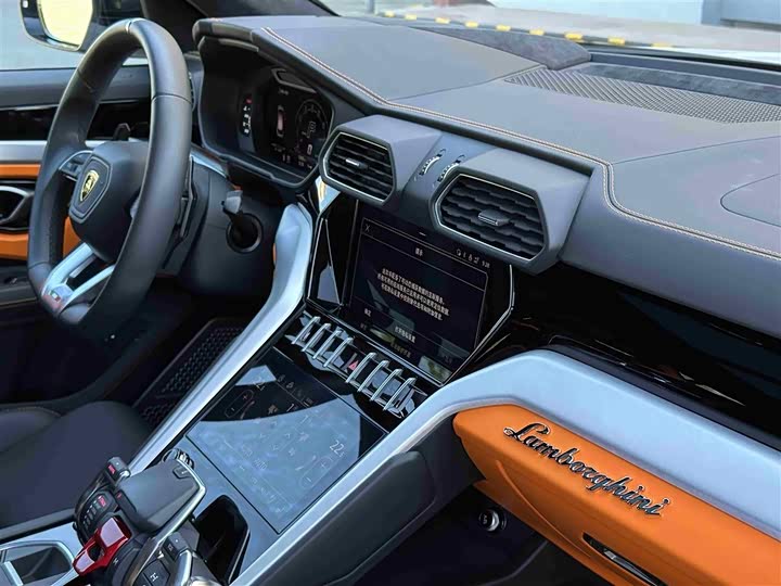 Фото 16 - Lamborghini Urus