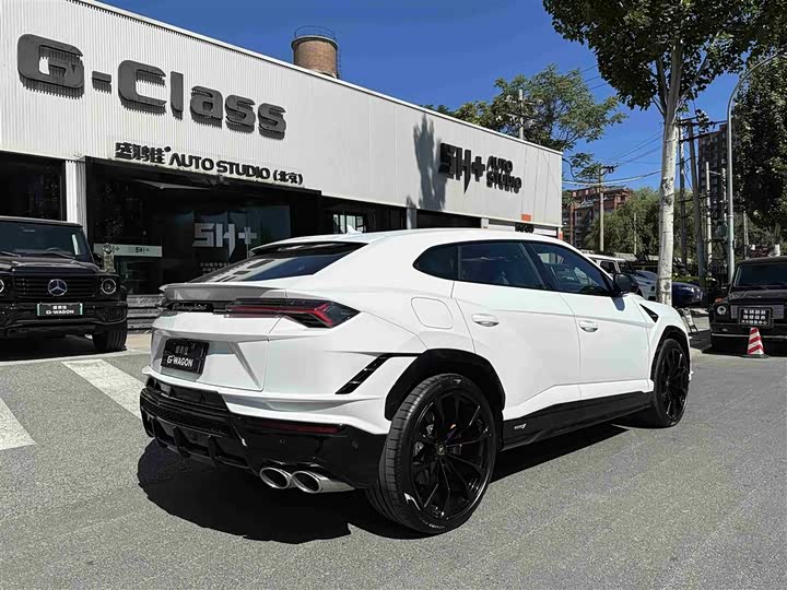 Фото 3 - Lamborghini Urus