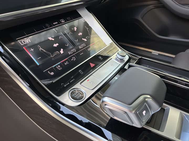 Фото 7 - Audi A8