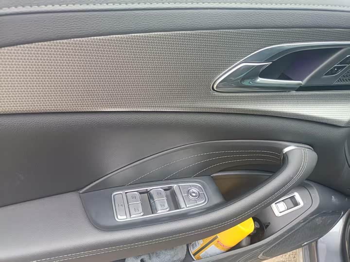 Фото 11 - Hongqi H5