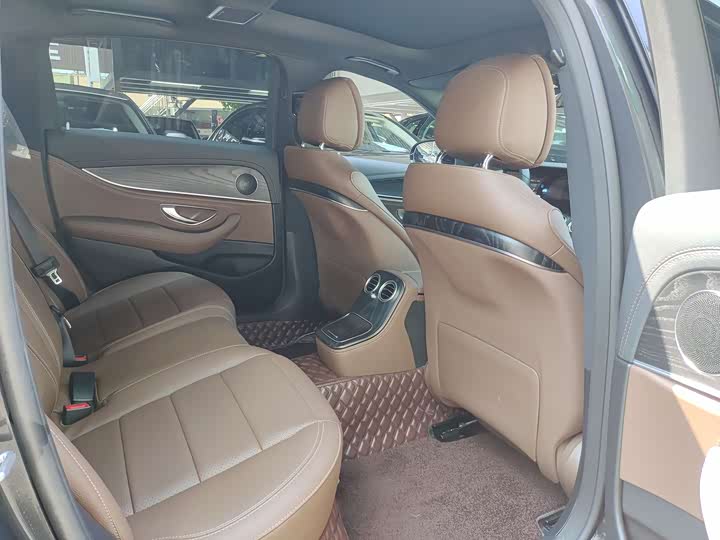 Фото 5 - Mercedes-Benz E-Class