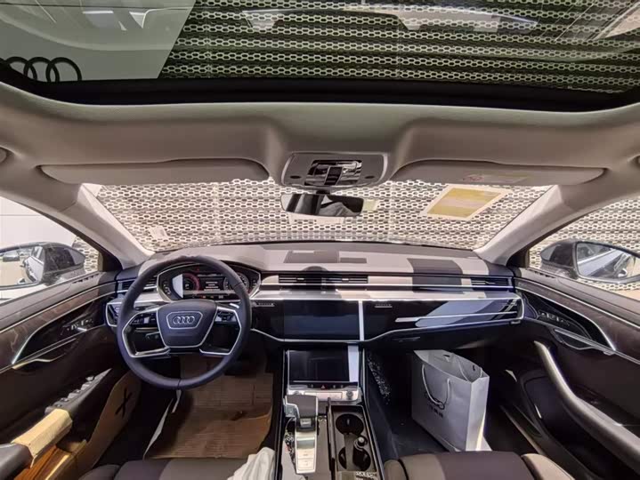 Фото 2 - Audi A8