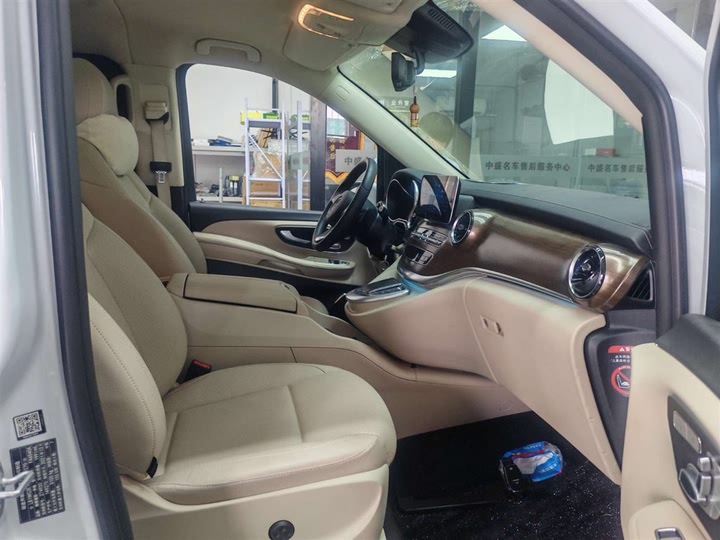 Фото 13 - Mercedes-Benz V-Class