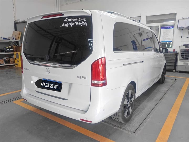 Фото 15 - Mercedes-Benz V-Class